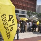 Foto de archivo.  - Protestas del Grupo de las Sombrillas Amarillas frente al Congreso Nacional, en demanda de que se le cumpla la asignación del 4% del Presupuesto Nacional para la Educación.
Ariel Díaz-Alejo / Periódico Hoy / 09 de noviembre del 2010.