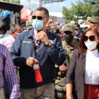 El director general de Migración, Enrique García, (al centro) en Dajabón,ayer.