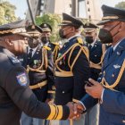 El nuevo director general de la Policía de Haití, Frantz Elbé (i), saluda hoy a generales de las Fuerzas Armadas de Haití. AP