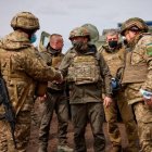 A medida que avanza la invasión rusa sobre Ucrania, el gobierno de Volodymyr Zelensky está buscando a contrarreloj la forma de financiar a sus Fuerzas Armadas y la costosa defensa de su país.