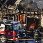 Accidente de camión con gasolina provoca gran incendio en Nueva York.