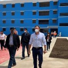 Momento en que el expresidente Danilo Medina junto al exprocurador Jean Alain visitaban las instalaciones de la cárcel La Victoria o Las Parras.