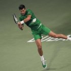 El serbio Novak Djokovic regresa la pelota en el encuentro ante el ruso Karen Khachanov en el torneo de Dubai el miércoles 23 de febrero del 2022. (AP Foto/Kamran Jebreili)