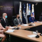 Los superintendentes de Seguros y Bancos, Josefa Castillo y Alejandro Fernández; el gobernador del Banco Central, Héctor Valdez Albizu, el Superintendente de Mercado de Valores, Gabriel Castro y el representante de la Superintendencia de Pensiones, Ramón Contreras.