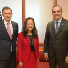 Luis Abinader y  Julie Chung