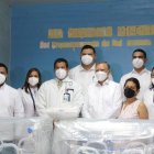 Personal del Hospital y de la Fundación durante la entrega