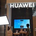 TWN02. TAIPEI (TAIWÁN), 23/05/2019.- Un hombre camina por una tienda Huawei este jueves en Taipei, Taiwán. El grupo tecnológico japonés Panasonic suspenderá el suministro a la empresa de telefonía Huawei de ciertos componentes sujetos a las restricciones impuestas al fabricante chino por parte de Estados Unidos, informó hoy el diario Nikkei. La noticia se conoce un día después de que este miércoles los tres principales operadores de telefonía móvil de Japón, NTT Docomo, Softbank y KDDI, anunciaran la interrupción de pedidos del modelo Huawei P30, cuyo lanzamiento en su país está previsto para el verano, y el aplazamiento del lanzamiento del más reciente P30 lite. EFE/ David Chang