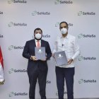 El presidente ejecutivo de AFP Crecer, Héctor José Rizek junto al director ejecutivo de SeNaSa, Dr. Santiago Hazim.