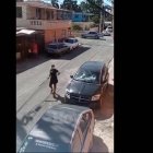 La mujer destruyó la yipea a batazos.