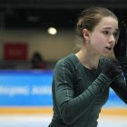 La rusa Kamila Valieva, del Comité Olímpico Ruso, entrena el jueves 10 de febrero de 2022 en Beijing (AP Foto/Jeff Roberson)