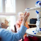 Desarrollan un robot para asistir a los ancianos y ofrecerles compañía