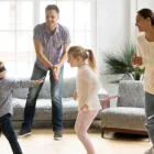 Padres e hijos jugando