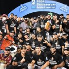 Jugadores de Gigantes se toman una foto luego de ganar el campeonato