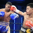 El dominicano Erick “Mini PacMan” Rosa (derecha) conecta su izquierda en el rostro del nicaragüense Byron Castellón.