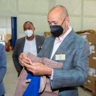 La mercancía está compuesta principalmente por 280,909 poloshirt, pantalones, mochilas surtidas con kit escolares, zapatos y medias que fueron recibidos en los almacenes en diversos procesos millonarios. 