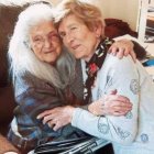 Un mujer irlandesa de 81 años se reencuentra con su madre de 103