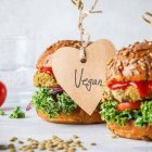 Reconoce que “lo más difícil” es conseguir reproducir un filete hecho al punto por la longitud de sus fibras, aunque augura que llegará al mercado “cuando esté perfecto”, porque lo importante de estas copias vegetales es que el sabor sea “lo más cercano posible al original". 