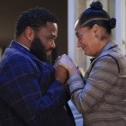 Anthony Anderson, izquierda, y Tracee Ellis Ross en una escena del final de la serie "black-ish" que se transmitirá el 19 de abril.