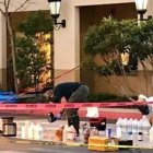 La policía, que acudió de nuevo al hotel acompañada de los bomberos, ordenó la evacuación de los empleados y huéspedes ante la existencia se sustancias químicas peligrosas, informaron los canales de televisión.   