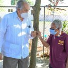El doctor José García Ramírez junto a un adukto mayor
