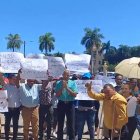 Por uso de tarjetas Supérate en grandes cadenas de supermercados un grupo de pequeños comerciantes se manifiestan frente al Palacio Nacional.