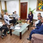 El director ejecutivo de Pro Consumidor, doctor Eddy Alcántara, en la reunión que sostuvo este lunes con la propietaria del negocio de venta de waffles de la Zona Colonial, Mallely Beltré. 