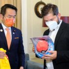 Ministro japonés regala un pokemón al nuevo presidente de Chile. 