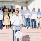 El senador Carlos Gómez al momento de dar las palabras centrales. Figuran detrás los senadores Eduardo Estrella, Alexis Victoria Yeb, Ricardo de los Santos Polanco; la vicepresidenta Raquel Peña; el ministro de Salud, Daniel Rivera; el director del SeNaSa, Santiago Hazim, entre otros.