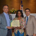 Millizen Uribe recibe certificado tras participar en curso taller Justicia Electoral y Comunicación del TSE