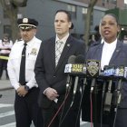 Imagen tomada de un video proporcionado por el Departamento de Policía de Nueva York, de la comisaria de la policía de Nueva York Keechant Sewel en conferencia de prensa, el viernes 8 de abril de 2022 en Nueva York. (NYPD vía AP)