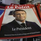 Una edición especial de una revista con la imagen del presidente francés Emmanuel Macron en su portada y que salió el lunes 25 de abril de 2022 es vendida en un puesto de revistas en París. 
