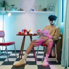 Fotografía cedida por Airbnb donde aparece el cantante puertorriqueño Bad Bunny mientras posa en la cocina de su icónico tráiler negro mate de 16 metros que lo llevó de gira por Canadá y Miami. EFE/Eric Rojas/Airbnb 