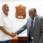 Jorge Pichardo, presidente del Carnaval de Manoguayabo junto al alcalde de Santo Domingo Oeste, José Andujar.