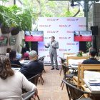 Héctor Gómez durante la charla a agencias viajes