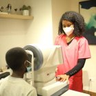 Judith Portorreal realiza un examen a un paciente.