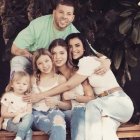 Clarissa Molina, su prometido y sus hijas. 