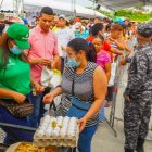 Personas haciendo sus compras