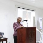 La periodista Altagracia Salazar durante su participación en la tertulia del SNTP, filial Santiago. 