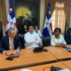 Fernando Langa,  asesor de la ComisiónConsultiva, explica los puntos de agenda queseranabordadosdentro de los trabajos de modificación y readecuación de la ley 146-02 sobreSeguros y Fianzas. A suderecha, el subconsultorJurídico, Pedro Montilla y Josefa Castillo Rodríguez, Superintendente de Seguros.