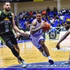 Corey Sanders. de los Marineros, conduce el balón.