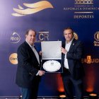 La placa de reconocimiento fue entregada por el presidente de Panam Sports, Neven Ilic, al presidente del Creso, Felipe Vicini. 