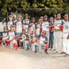 Miembros del equipo campeón de San Cristóbal exhiben el trofeo y sus medallas.
