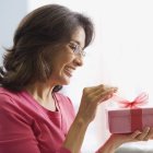 Mamá abriendo su regalo (Fuente externa)