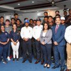 Ejecutivos de ambas organizaciones junto a decenas de prospectos de los Yankees