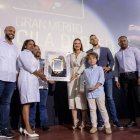 Priscila D Oleo al recibir el reconocimiento