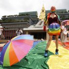 Activistas LGBTQI+ se manifiestan delante del Parlamento tailandés. (EFE)