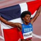 Marileidy Paulino con la bandera dominicana
