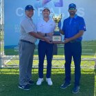 Willy Pumarol, premiado por Hiram Silfa, director del Tour Canita y Luis José Placeres, director de Fedogolf.