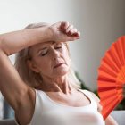 Señora tratando de contrarrestar el calor