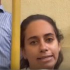 Presunta pariente del asesino de Orlando Jorge Mera mientras llegaba a visitarlo al Palacio de Justicia de Ciudad Nueva.
